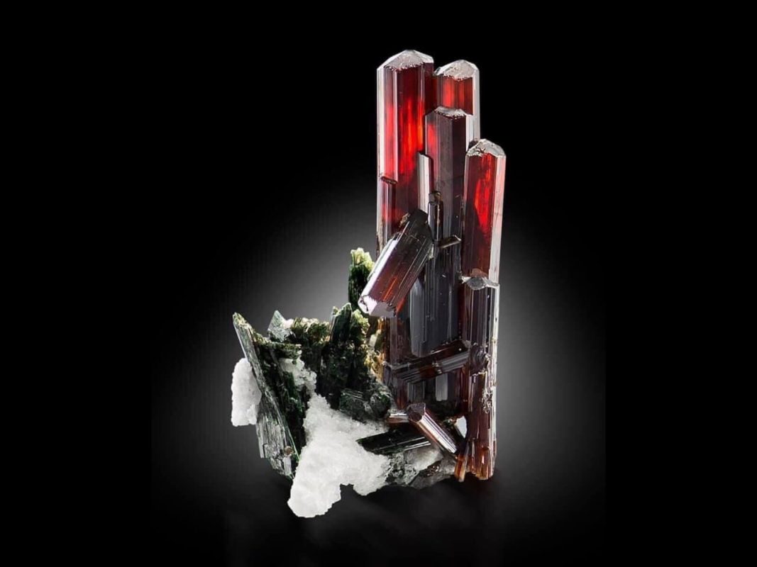 Rutile (TiO2) with Albite and Aegerine Photo